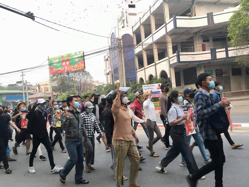 စစ်ကိုင်းသပိတ်စစ်ကြောင်းများ အကြမ်းဖက်ဖြိုခွင်းခံရ၊ ၁ ဦးကျဆုံးပြီး အများအပြားဒဏ်ရာရ