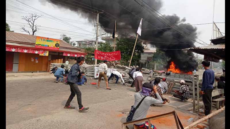 မြစ်ကြီးနားတွင် ဆန္ဒပြသူများကို လက်နက်ကိုင်တပ်များက ပစ်ခတ်ဖမ်းဆီး
