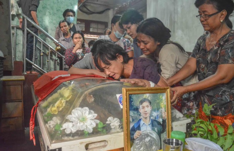 နွေဦးတော်လှန်ရေးတွင် ကျဆုံးသွားသည့် ပြည်သူများနှင့် ကျန်ရစ်သူမိသားစုများ၏ပုံရိပ်များ