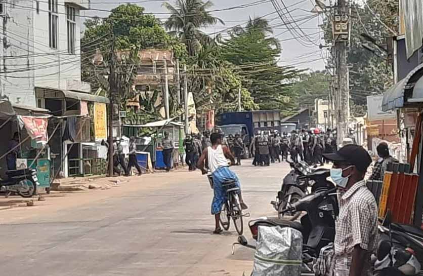 ပုသိမ်တွင် အကြမ်းဖက်စစ်တပ်က သေနတ်အချက်ပေါင်းများစွာပစ်ခတ်၊ အမျိုးသား ၂ ဦး ကျည်ထိမှန်