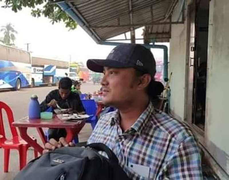 ပုသိမ်မြို့က ကဗျာဆရာ လူဖန်ခါးကို အကြမ်းဖက်စစ်အုပ်စုက ရိုက်နှက်ဖမ်းဆီး