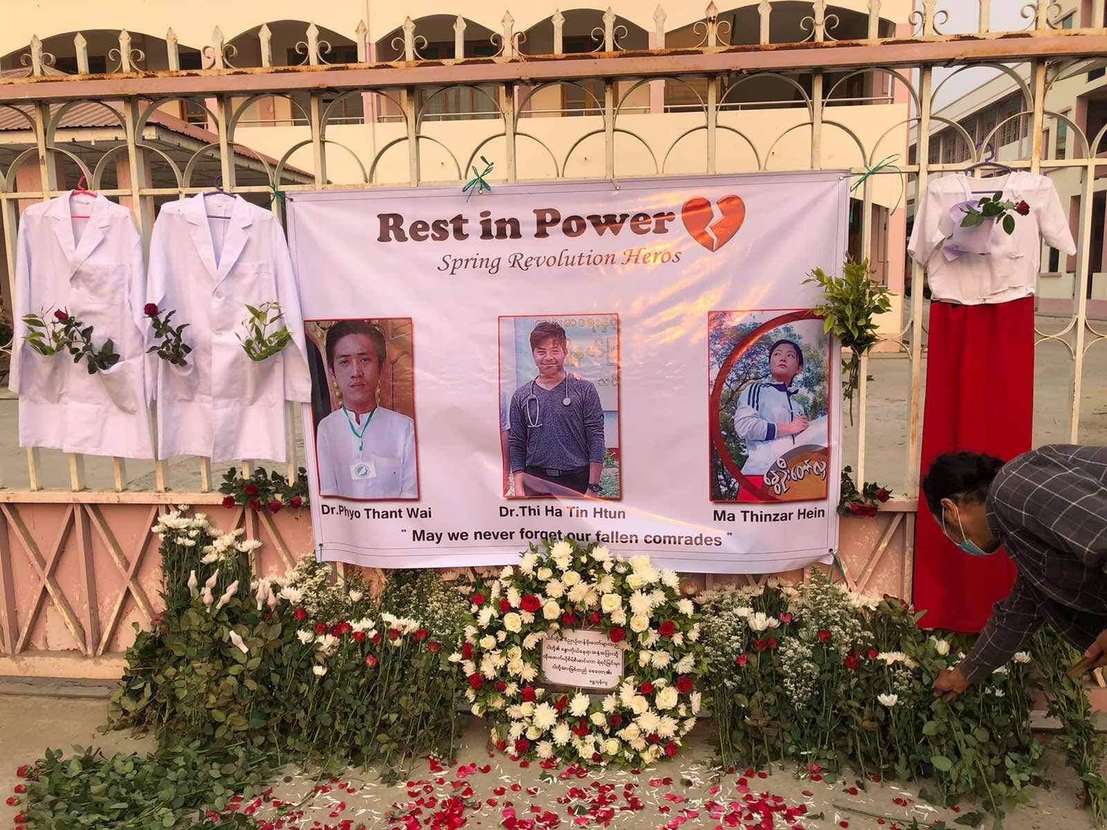ကျဆုံးကျန်းမာရေးဝန်ထမ်းများအတွက် ဆုတောင်းပွဲ မန္တလေး သူနာပြုသင်တန်းကျောင်းရှေ့တွင် ပြုလုပ်