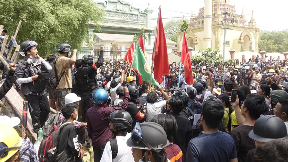 မုံရွာတွင် ပစ်ခတ်မှုများကြားမှ စစ်အာဏာရှင်ကို ဆန့်ကျင် ဆန္ဒပြ