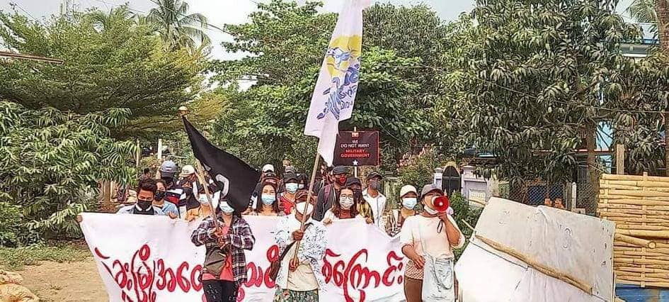 ပဲခူး ဆံတော်တွင်းလမ်းနှင့်မဂ္ဂတစ်လမ်းတွင် အကြမ်းဖက်စစ်အုပ်စုကြောင့် ပြည်သူများပိတ်မိနေ