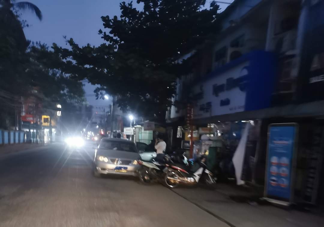 ပုသိမ်တွင် ဓာတ်ပုံဆိုင်ကို အကြမ်းဖက်စစ်အုပ်စုဝင်စီး၊ ဆိုင်ရှင်နှင့် ဝန်ထမ်း ၃ ဦးကို ဖမ်းဆီး