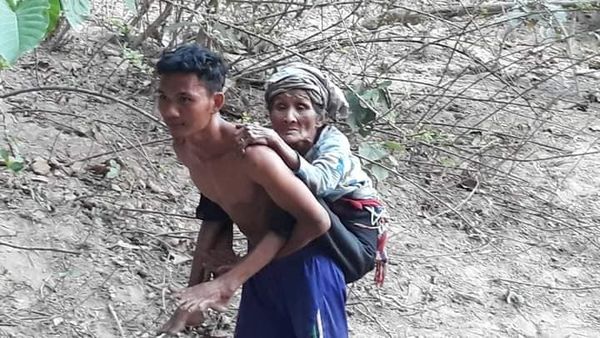 အာဏာသိမ်းစစ်တပ်က လေယာဉ်ဖြင့်ဗုံးကြဲတိုက်ခိုက်ခဲ့သဖြင့် စစ်ဘေးရှောင်ထွက်ပြေးနေရသည့်ကရင်ပြည်သူများ
