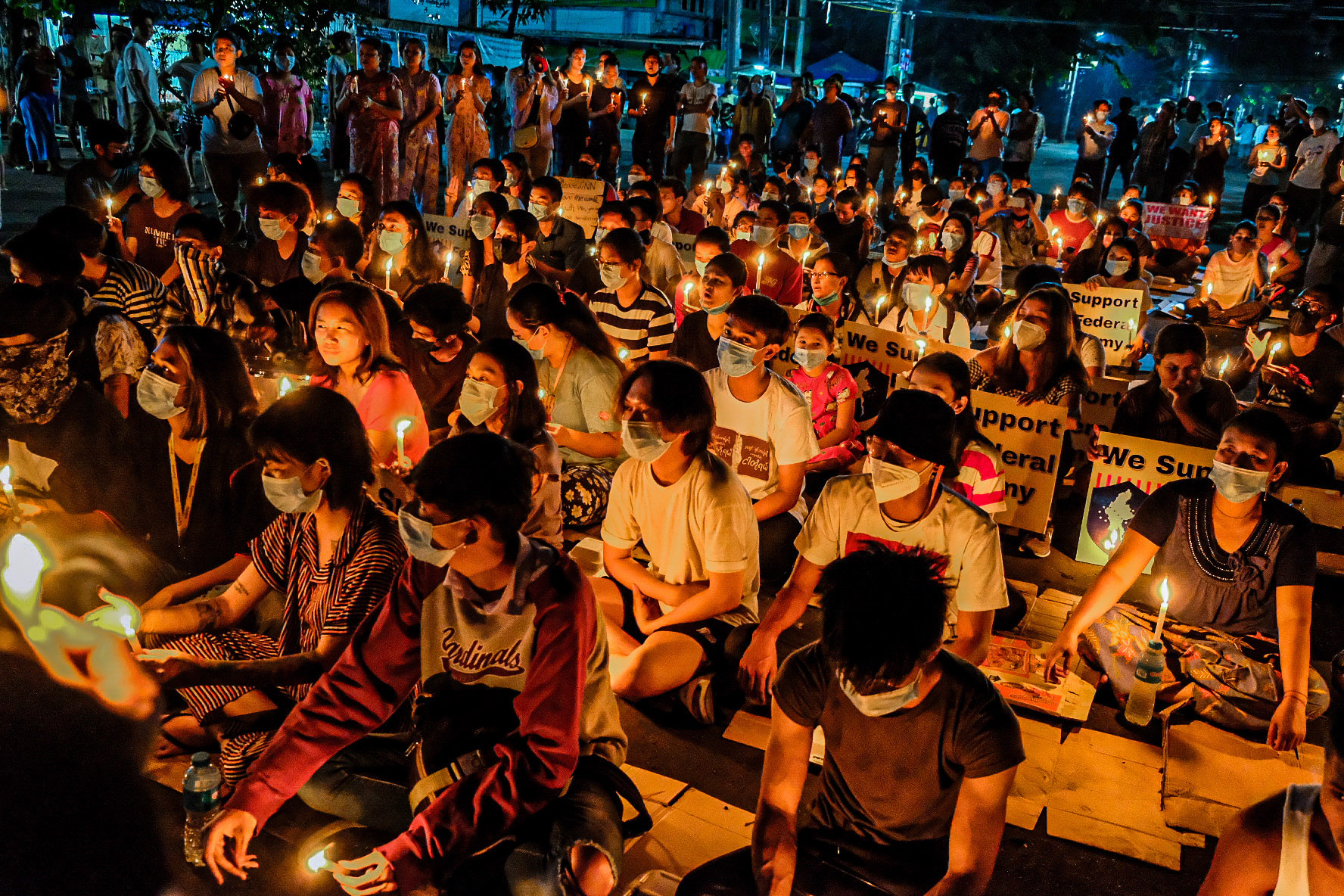 ရန်ကုန်မြို့ နေရာအနှံ့အပြားက ညသပိတ်ပုံရိပ်များ