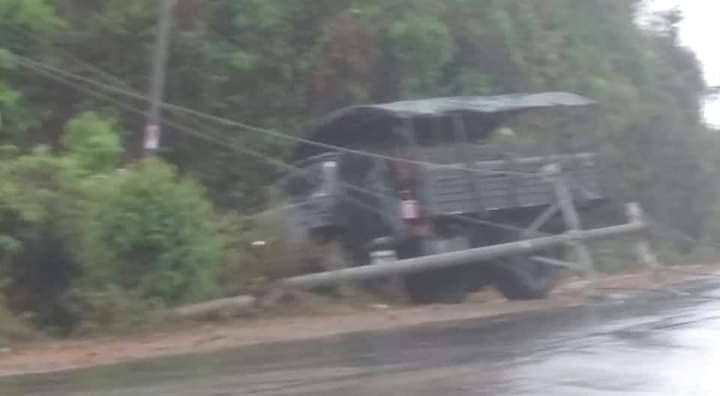 အကြမ်းဖက်စစ်တပ် ကားတစ်စီး လမ်းချော်ပြီး ဓာတ်မီးတိုင်ဝင်တိုက်