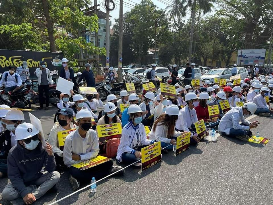 အကြမ်းဖက်စစ်အုပ်စုနှင့်ပူးပေါင်းသည့် မော်လမြိုင်နည်းပညာတက္ကသိုလ် ဆရာ၊ ဆရာမ ၃၈ ဦး ကို ပြည်သူ့သစ္စာဖောက်အဖြစ် ကြေညာ