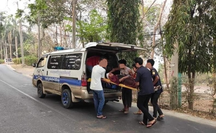 မော်လမြိုင်၌  အရေးပေါ်လူနာသွားကယ်သူများကို  စစ်တပ်က လက်မြှောက်ဒူးထောက်ခိုင်းပြီး စစ်ဆေး