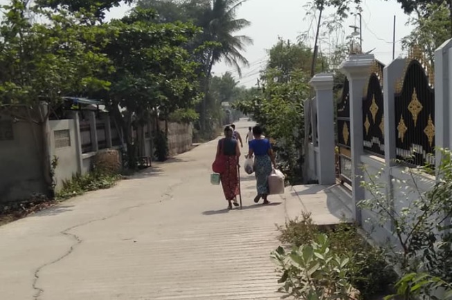 အကြမ်းဖက်စစ်အုပ်စုရန်ကြောင့် မုံရွာမြို့ပေါ်ရပ်ကွက်နေသူများ နေအိမ်စွန့်ခွာ