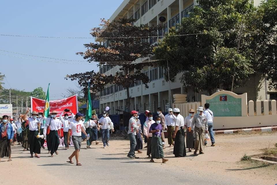 ပင်လည်ဘူးမြို့၌ စစ်တပ်နှင့်ရဲက ပစ်ခတ်သဖြင့် ပြည်သူ ၁ ဦးကျဆုံး၊ ၂ ယောက် ဒဏ်ရာရ