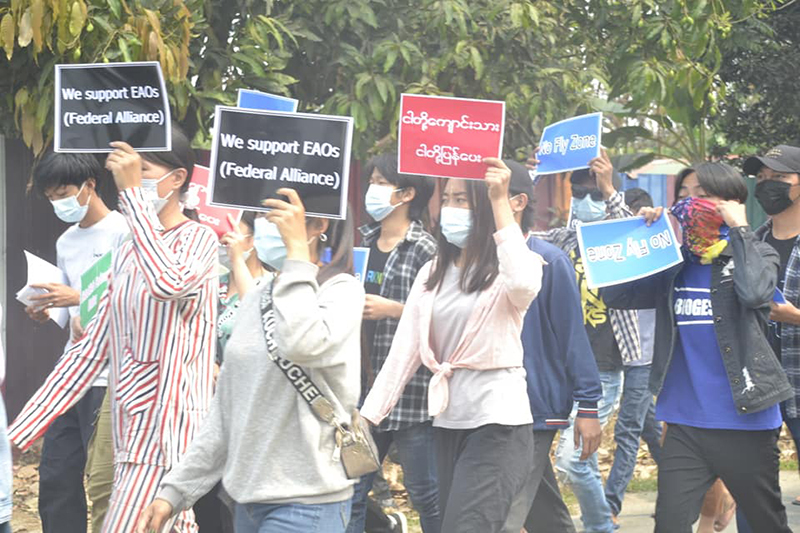 မြစ်ကြီးနားတွင် ပင်မသပိတ်စစ်ကြောင်း ဆက်လက်ချီတက်ဆန္ဒပြ