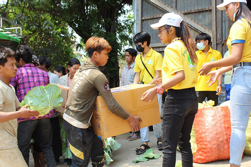 သီပေါမြို့ရှိ စစ်ဘေးရှောင်ပြည်သူများကို အစားအစာနှင့် အဝတ်အထည်များလှူဒါန်း