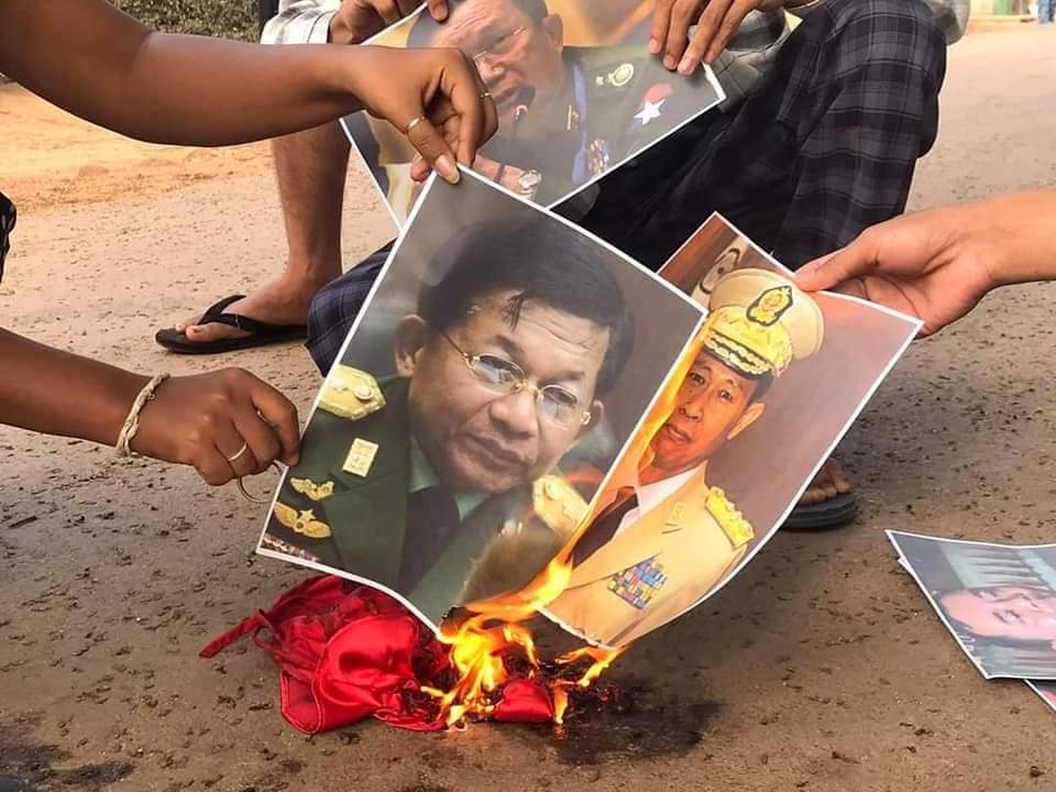 ကျိုက်ထိုမြို့၌ တရုတ်အလံနှင့် အကြမ်းဖက်စစ်ခေါင်းဆောင်၏ ဓာတ်ပုံကို မီးရှို့ဆန္ဒပြ