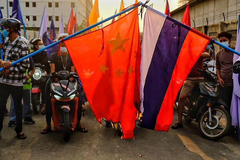 အာဏာသိမ်းစစ်ကောင်စီကို အကာအကွယ်ပေးသည့် တရုတ်နှင့်ရုရှား အလံများ မီးရှို့ဆန္ဒပြ