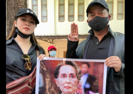 ပြေတီဦးနှင့် အိန္ဒြာကျော်ဇင် ဖမ်းဆီးခံရဟု စစ်ကောင်စီမီဒီယာထုတ်လွှင့်၊ ဆိုင်းဆရာ စိန်ဒူးဝါး အပါအဝင် အယောက် ၂၀ ကို ထပ်မံအမှုဖွင့်
