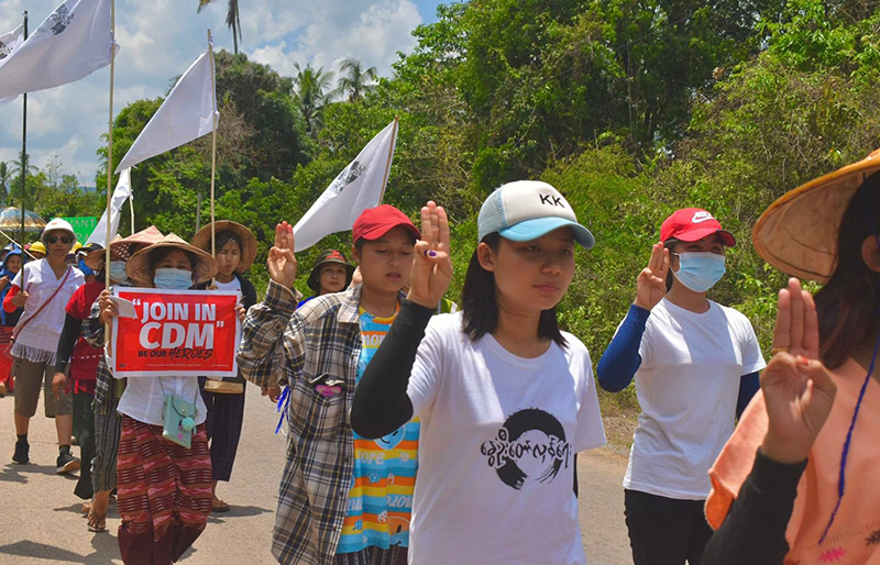 စစ်ကောင်စီတပ်များအမြန်ဆုံးထွက်သွားရန် ကြာအင်းဆိပ်ကြီးပြည်သူများတောင်းဆိုဆန္ဒပြ