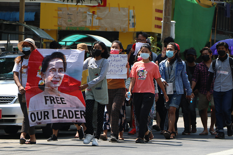 နည်းမျိုးစုံဖိနှိပ်နေသည့်ကြားက စစ်အာဏာရှင်ကိုတော်လှန်နေသည့် ရန်ကုန်မြို့က လူငယ်များ