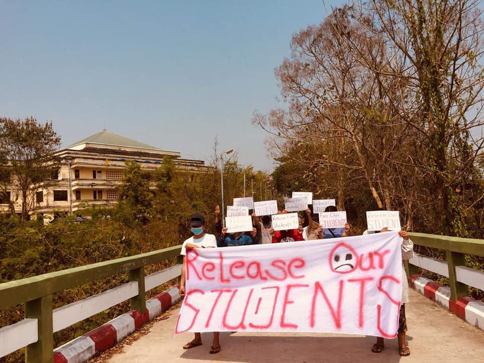 ဖမ်းဆီးခံကျောင်းသားများကိုပြန်လွှတ်ရန်    ဗန်းမော်ကျောင်းသားလူငယ်များ တောင်းဆိုဆန္ဒပြ