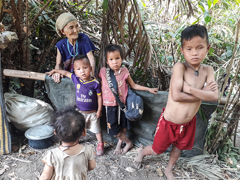 မူတြော်ခရိုင်အတွင်း အကြမ်းဖက်စစ်တပ်၏ သတ်ဖြတ်မှုမှ လွတ်မြောက်ရန် ထွက်ပြေးနေသူများ