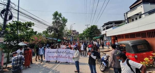သင်္ကြန်အကြိုနေ့ မန္တလေးတပ်ပေါင်းစု သပိတ်စစ်ကြောင်း ချီတက်ဆန္ဒပြ