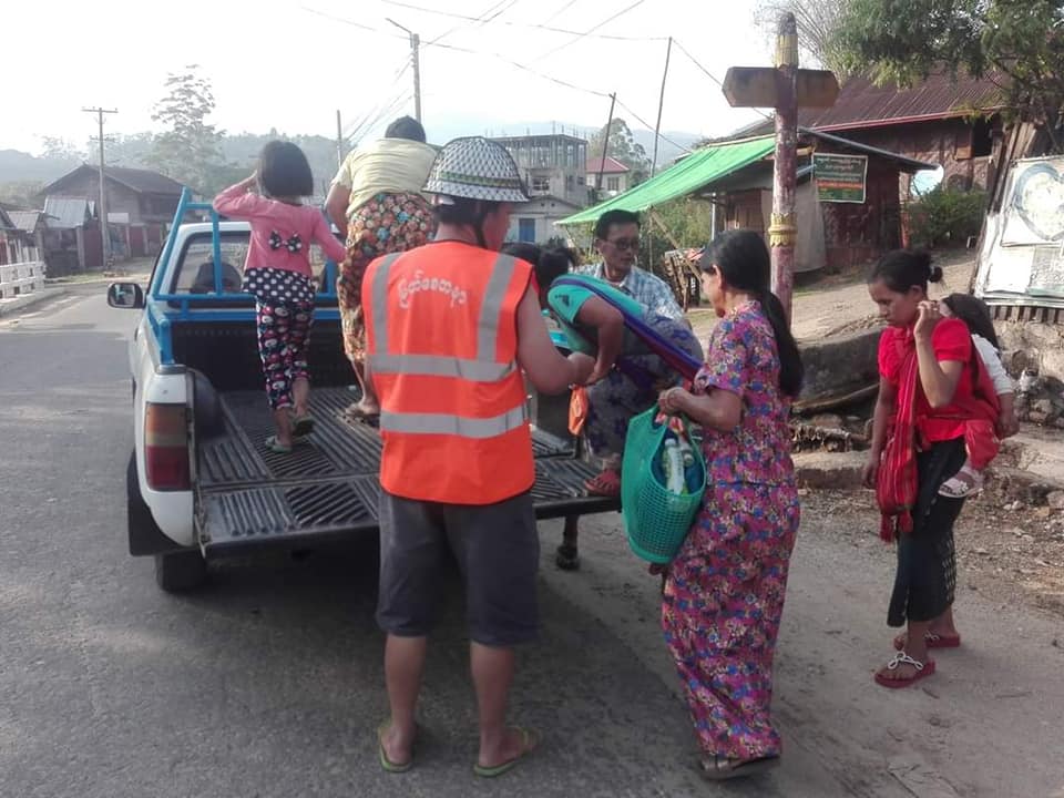 မိုးကုတ်မြို့နယ်တွင် ရွာသားအချို့စစ်ဘေးတိမ်းရှောင်ထွက်ပြေးလာ