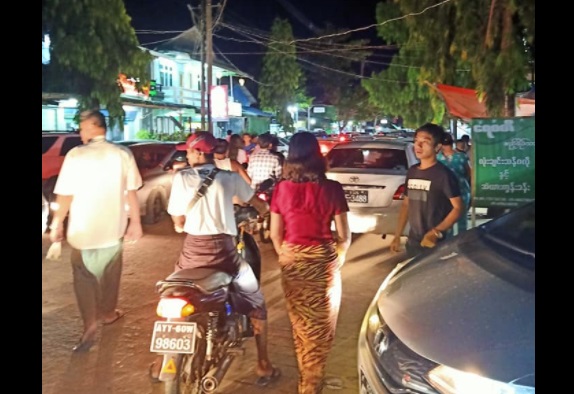 ငွေဆောင်ကမ်းခြေတွင် မော်တော်ယာဉ်များ လမ်းပိတ်သည်အထိ စည်ကားနေ