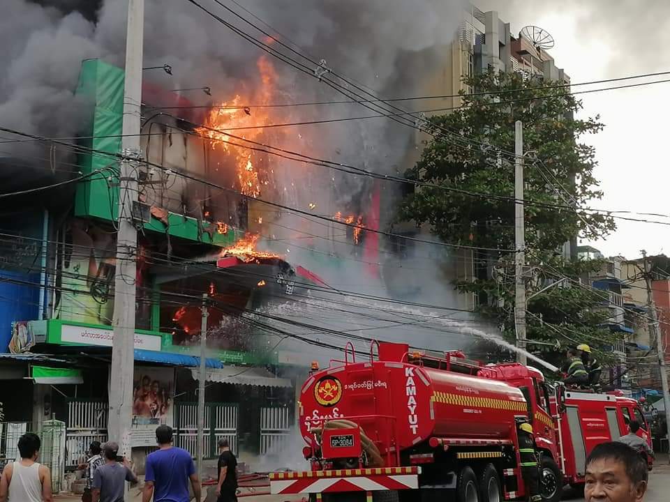 ကြည့်မြင်တိုင် ဈေးကြီးလမ်းတွင် မီးလောင်