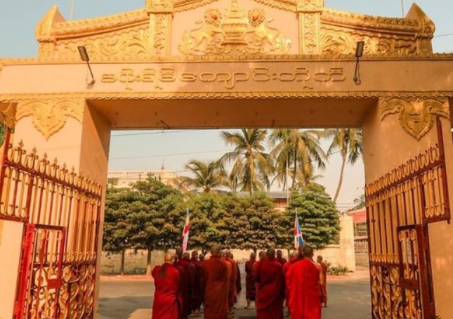 မန္တလေးမစိုးရိမ်တိုက်ဟောင်းနှင့် မဟာဝိသုဒ္ဓါရုံတိုက်သစ်ကို အကြမ်းဖက်စစ်ကောင်စီတပ်များ ဝင်စီး