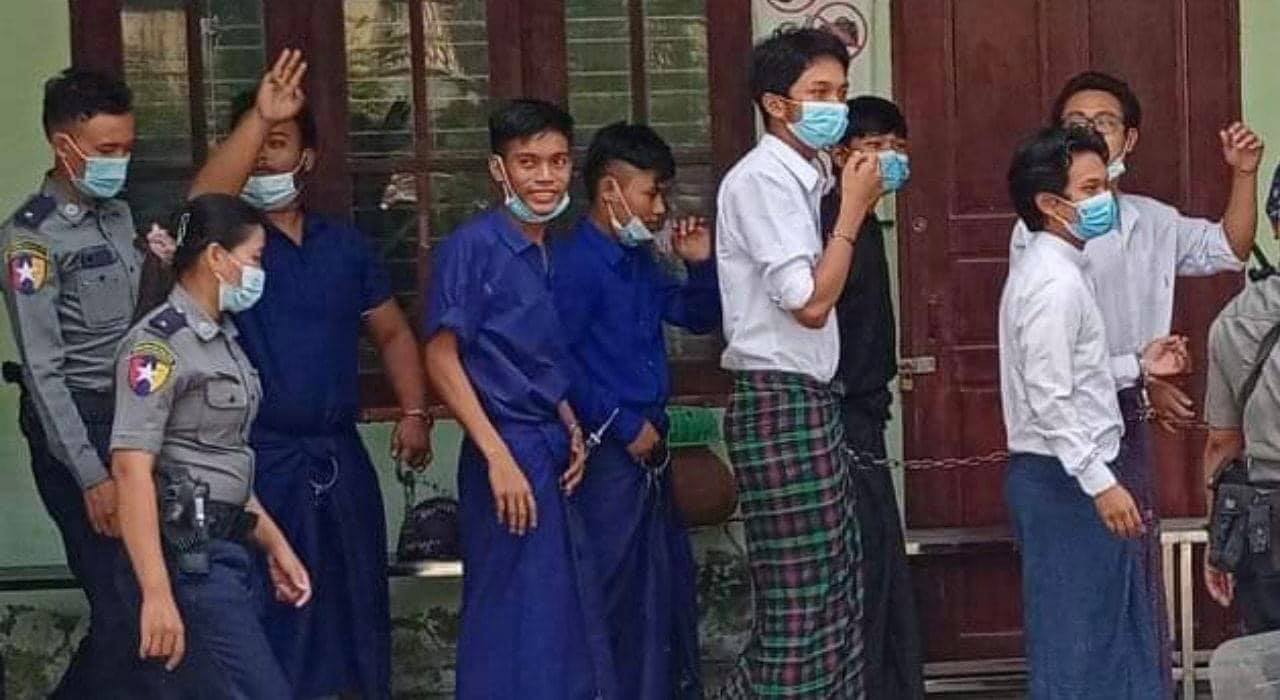 ရခိုင်အရေး ဆန္ဒပြမှုဖြင့် ဖမ်းဆီးထောင်ချခံရသည့် ဗကသကျောင်းသား ၆ ဦး ပြန်လွတ်