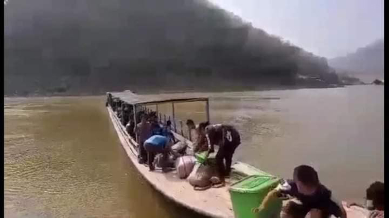 သံလွင်မြစ်အတွင်း ထိုင်းကုန်စည်လှေ ၃ စီးကို မြန်မာစစ်တပ်ကပစ်ခတ်