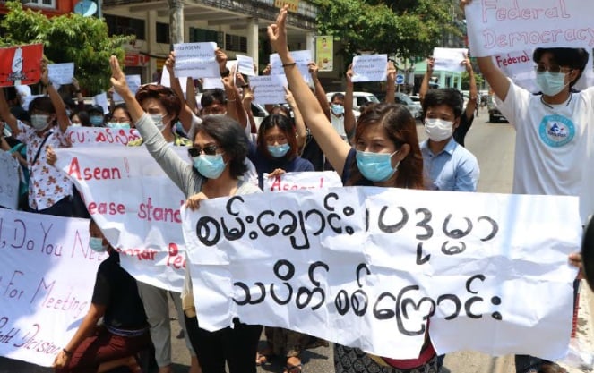 အာဆီယံခေါင်းဆောင်များ စစ်အာဏာရှင်ကို အကာကွယ်‌မပေးရန် ရန်ကုန်တွင်လူငယ်များ ဆန္ဒပြတောင်းဆို