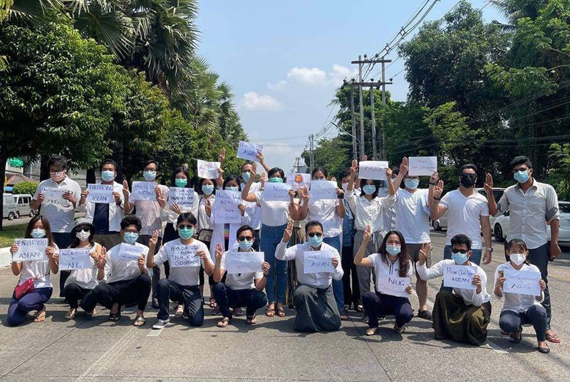 NUG အစိုးရကိုသာ အသိမှတ်ပြုကြောင်း ဆေးနှင့်ဆေးနှီးနွှယ်မှ ပညာရှင်များ ကျောင်းသားများ ဆန္ဒပြ