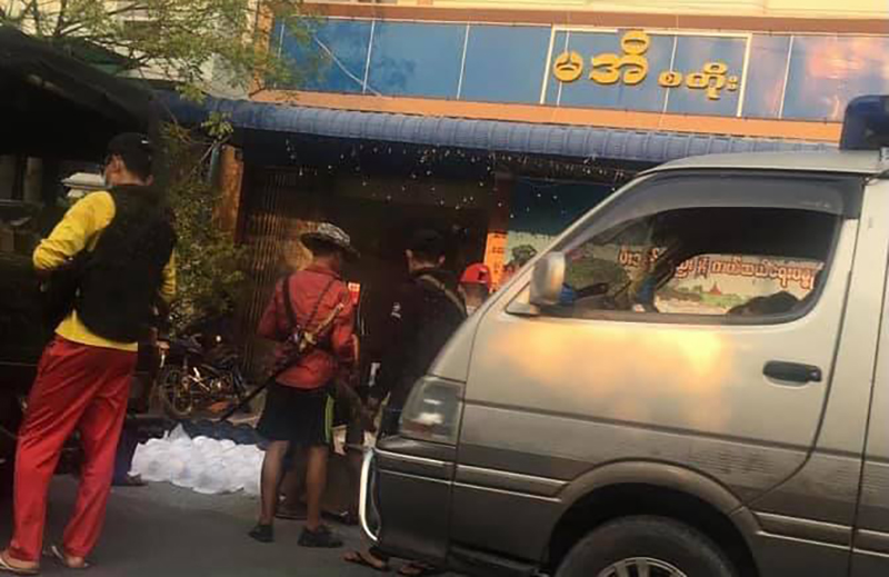ချမ်းအေးသာစံ မအိစတိုးဆိုင်ကို အကြမ်းဖက်စစ်အုပ်စု အတင်းအဓမ္မရိုက်ဖွင့်ပြီး ပစ္စည်းများယူ