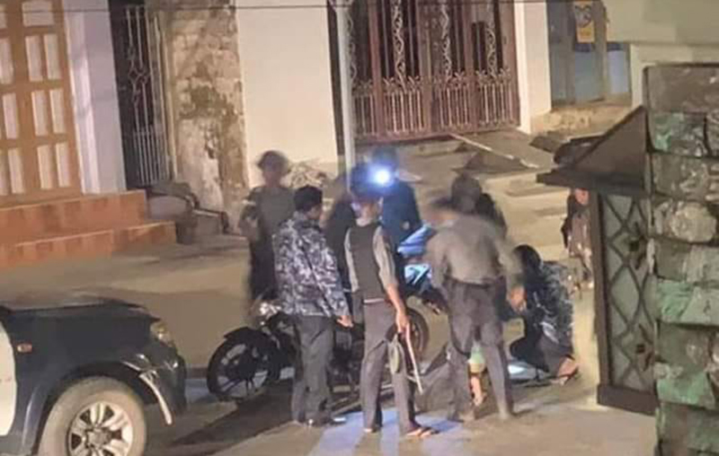 မိုးကုတ်တွင် ပြည်သူ ၂ ဦးကိုဖမ်းဆီးပြီး ငွေကျပ်သိန်း ၇၀ ကို အကြမ်းဖက်စစ်အုပ်စု ယူဆောင်