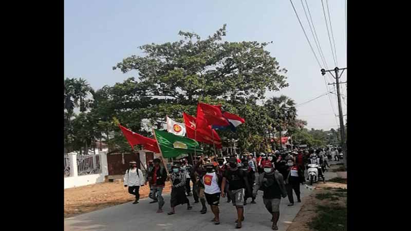 ဓနုဖြူသပိတ်စစ်ကြောင်းကို စစ်ကားဖြင့် ဝင်တိုက်ပြီး ဖြိုခွင်းပစ်ခတ်၊ ၁ ဦးဒဏ်ရာရပြီး ၂ ဦး အဖမ်းခံရ