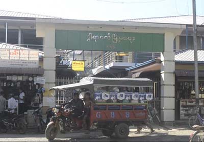 သံတြဲျမို့ ေဈးအမုိက္ပုံ အနံ့ဆုိးေၾကာင့္ ေဒသခံမ်ား အခက္ၾကံု