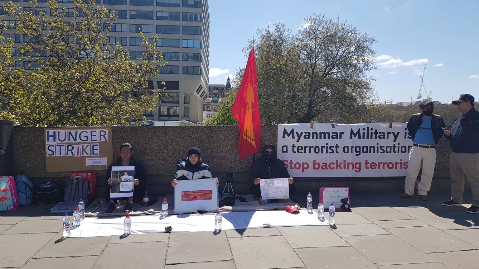 စစ်ကောင်စီကို အကြမ်းဖက်အဖွဲ့အဖြစ်ကြေညာရန် ယူကေနှင့် အိုင်ယာလန်ရောက် မြန်မာကျောင်းသားများ အစာငတ်ခံ ဆန္ဒပြ
