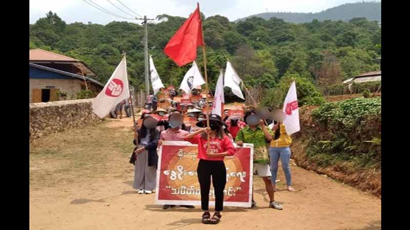 မိုးကုတ်မြို့က ပြည်သူ ၃ ဦးကို အကြမ်းဖက်စစ်အုပ်စုက ဖမ်းဆီး