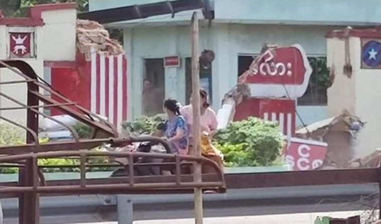 ကျိုက်ထိုမြို့‌၌  တင့်ကားဝင်တိုက်မိပြီး တပ်မုခ်ဦး ပြိုကျ