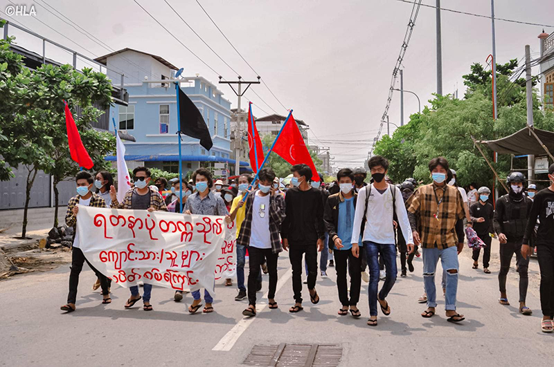 မန္တလေးတွင် သပိတ်စစ်ကြောင်းကို စစ်တပ်က ကားဖြင့်ဝင်တိုက်ဖြိုခွင်း၊ ၆ ဦးဖမ်းဆီးခံရ