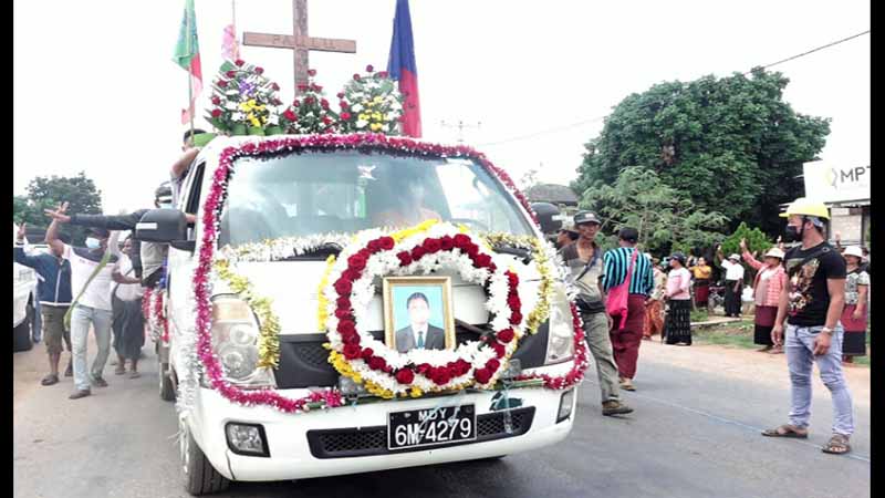 ဒီးမော့ဆိုမြို့၌   စစ်တပ်၏ ပစ်ခတ်မှုကြောင့်သေဆုံးခဲ့ရသူ၏  ဈာပန လူထုထောင်ချီပို့ဆောင်