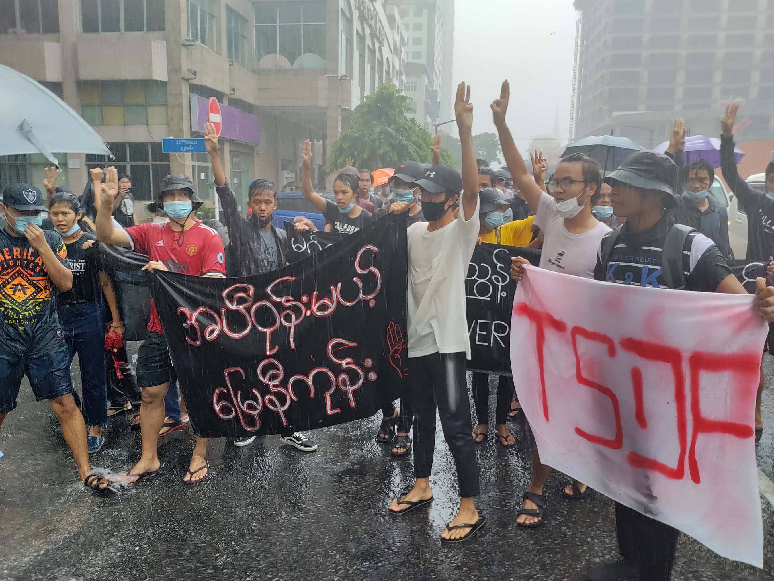 အကြမ်းဖက်စစ်အုပ်စုကို ဆက်လက်ပုန်ကန်နေမယ့် ရန်ကုန်
