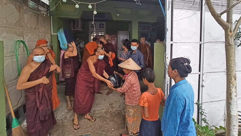 မန္တလေးသံဃာတော်များက ပြည်သူများအတွက် အစားအသောက်ဝေငှ