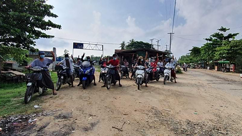 အာဏာသိမ်းစစ်ကောင်စီပြုတ်ကျရေး ဖြူးမြို့နယ် အရုဏ်ဦးသပိတ်