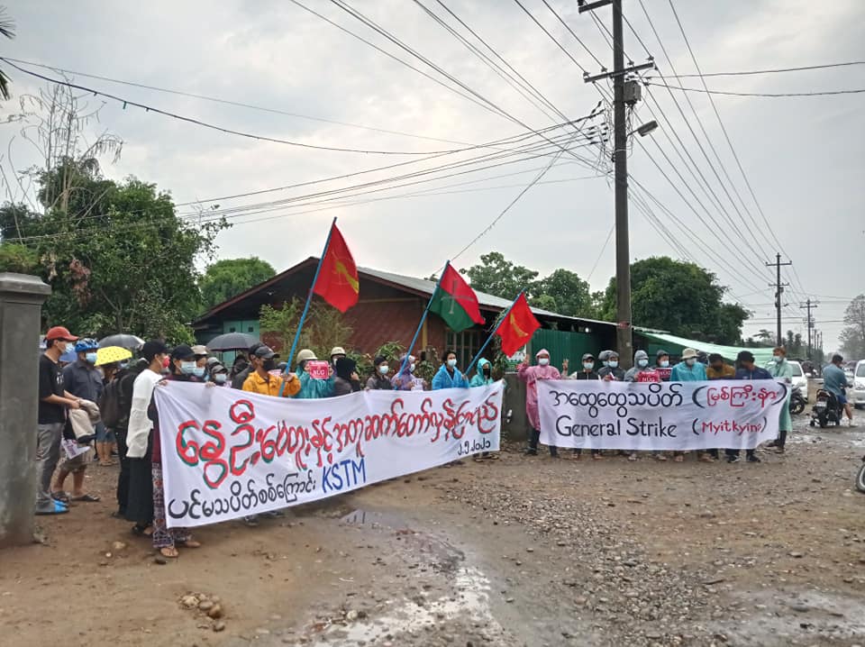 စစ်အာဏာရှင်ပြုတ်ကျရေး မြစ်ကြီးနားတွင် မိုးရေထဲ ဆက်လက်ဆန္ဒပြ