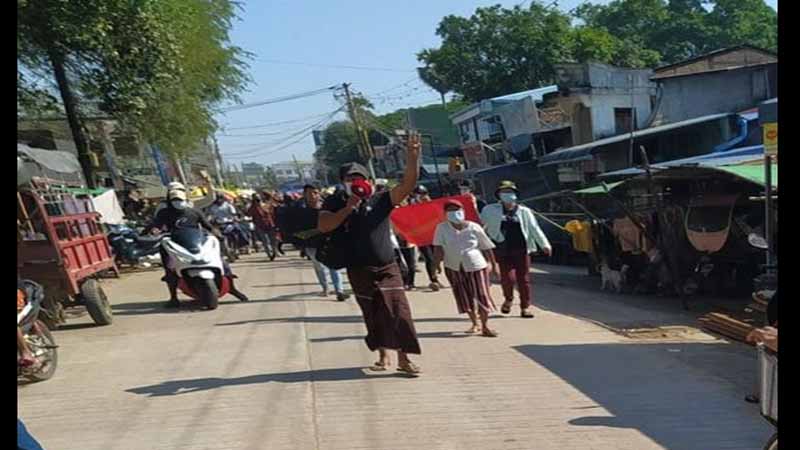 ပုသိမ်မြို့တွင် သွေးသပိတ်အပြင် နေရာနှစ်ခုခွဲ ဆန္ဒပြ