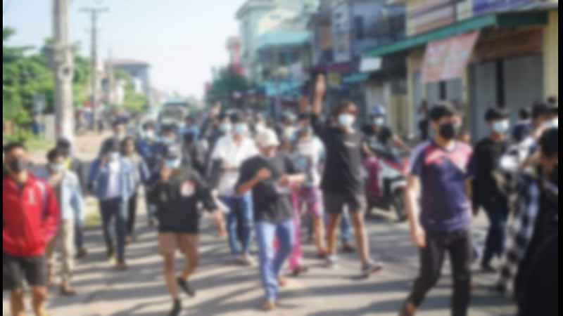 မော်လမြိုင်သပိတ်စစ်ကြောင်းကို စစ်တပ်က ပစ်ခတ်ဖြိုခွင်း၊  ၃ ဦး ဒဏ်ရာရပြီး   ၁၀ ဦးခန့် ဖမ်းဆီးခံရ