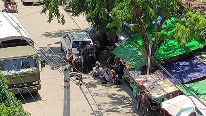 သာကေတတွင် အကြမ်းဖက်စစ်တပ်က လူငယ်များကို လိုက်လံဖမ်းဆီး